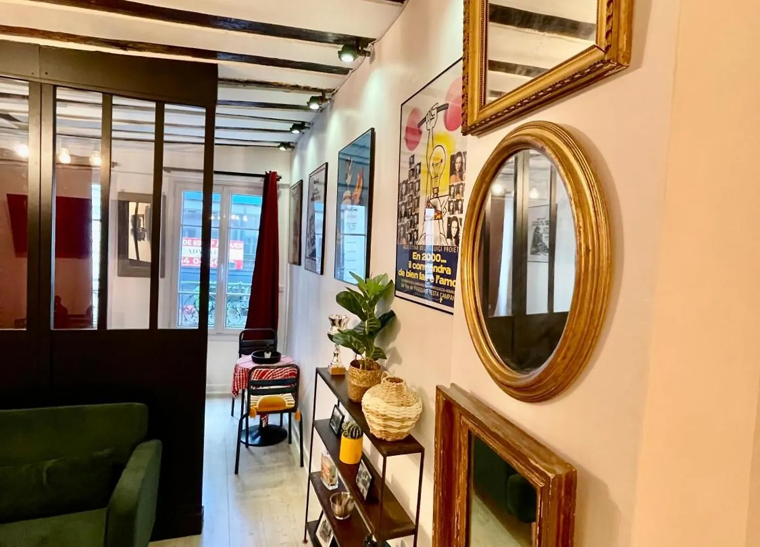 Du Globe Hostel